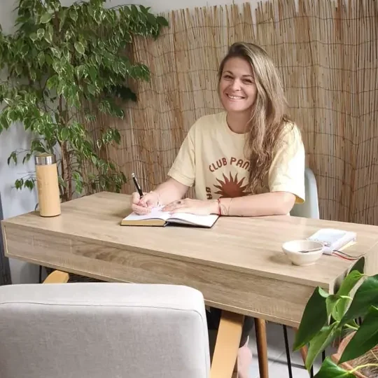 Sandy Perez, Naturopathe, à son bureau au centre L'Épione à Pézenas