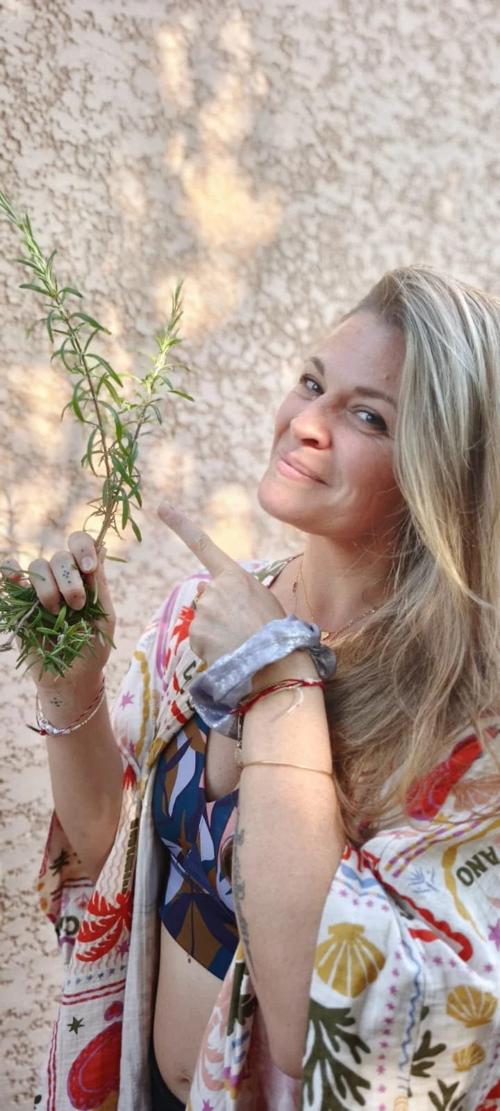 Sandy Perez, Naturopathe à Pézenas, avec un brin de romarin frais